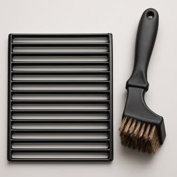 Təmiz qril barmaqlıqları və yanında fırça